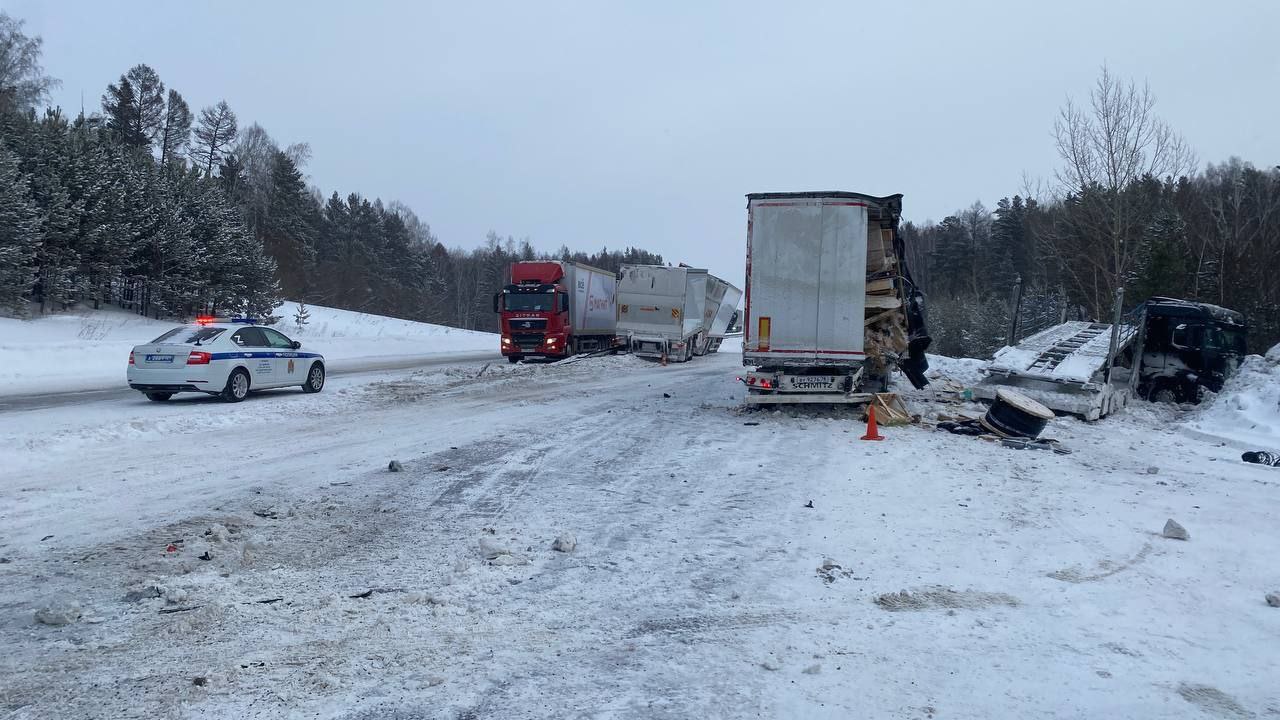 Семь машин столкнулись на трассе у посёлка Тарутино в Ачинском районе