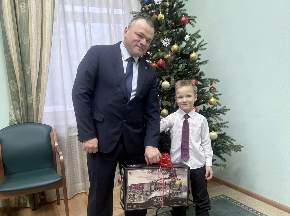 Полпред Президента РФ в СФО Анатолий Серышев помог исполнить желания ещё пятерых юных мечтателей – участников всероссийской акции «Ёлка желаний» Полпред Президента РФ в СФО Анатолий Серышев помог исполнить желания ещё пятерых юных мечтателей – участников всероссийской акции «Ёлка желаний»