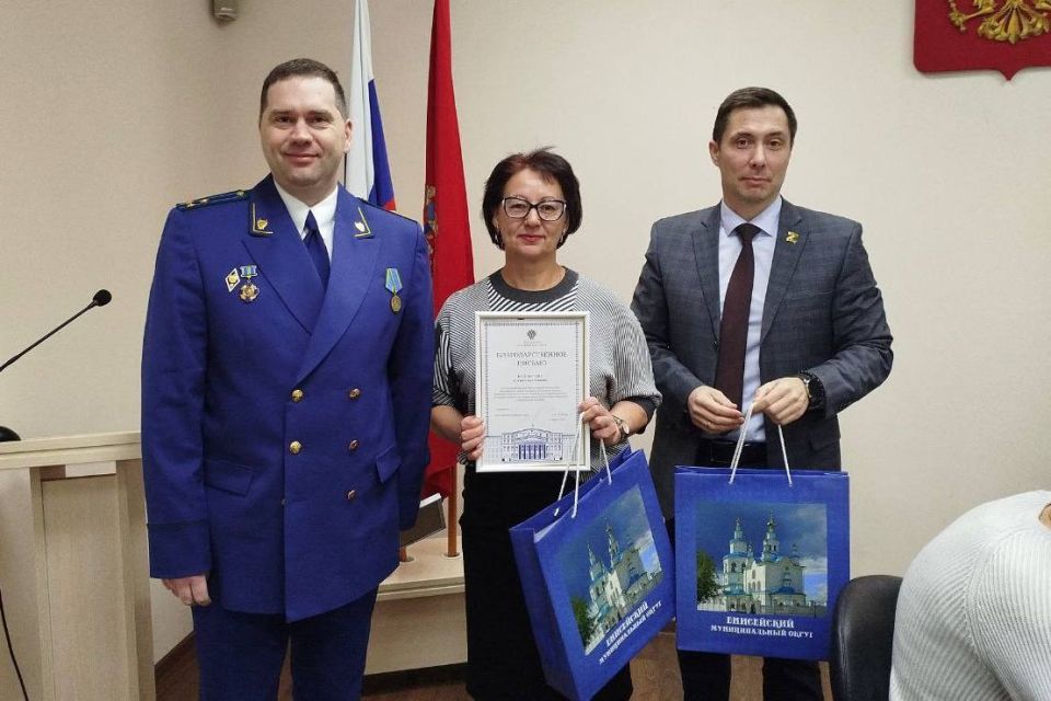 Сотрудники прокуратуры края поздравили с Днём российской печати представителей средств массовой информации и вручили им благодарственные письма