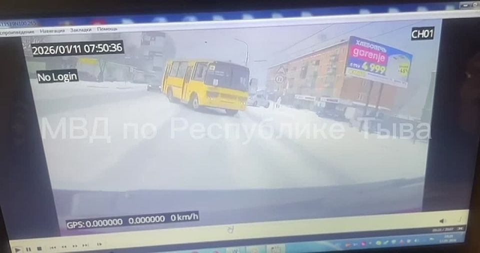 В Кызыле лихач на школьном автобусе спровоцировал ДТП