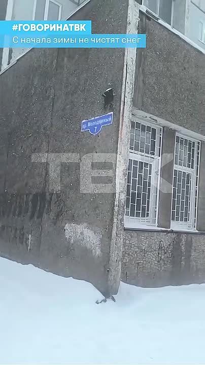 «С начала зимы у нас не чистят дорогу вообще»: красноярец о состоянии дорог во дворе Солнечного