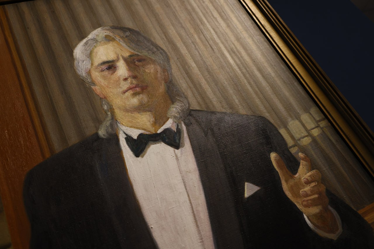 В художественном музее имени В. И. Сурикова открыта необычная экспозиция «Сибирская легенда. Хворостовский»