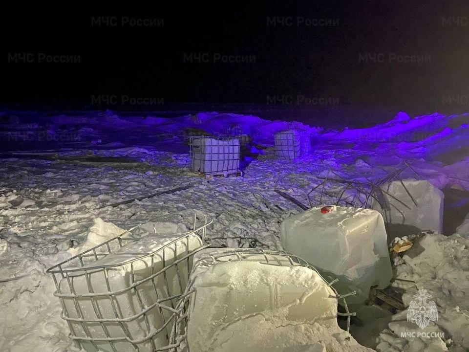 Соляная кислота разлилась после аварии на трассе в Боготольском округе