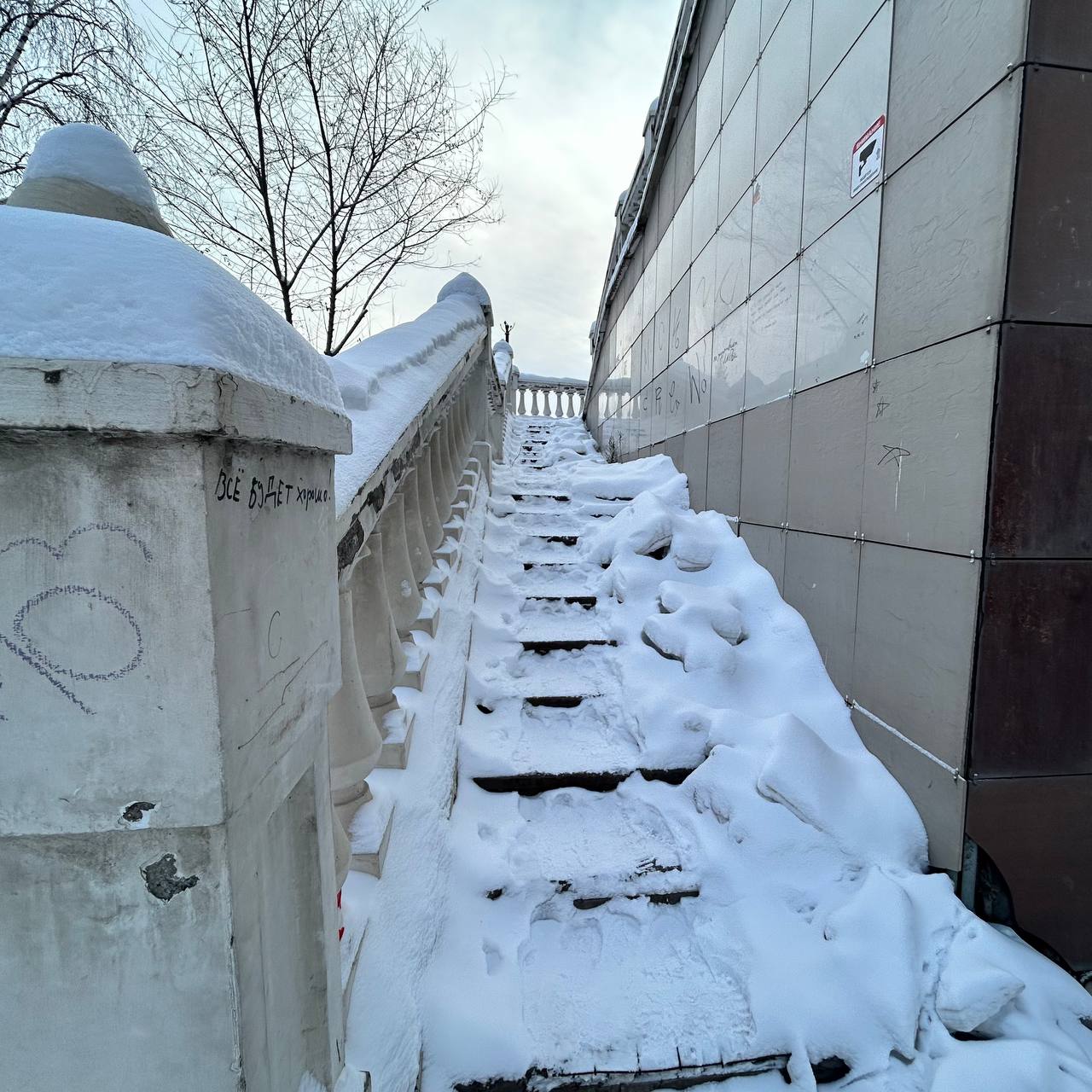 Пешеходный переход на Дубровинского закрыли Пешеходный переход на Дубровинского закрыли