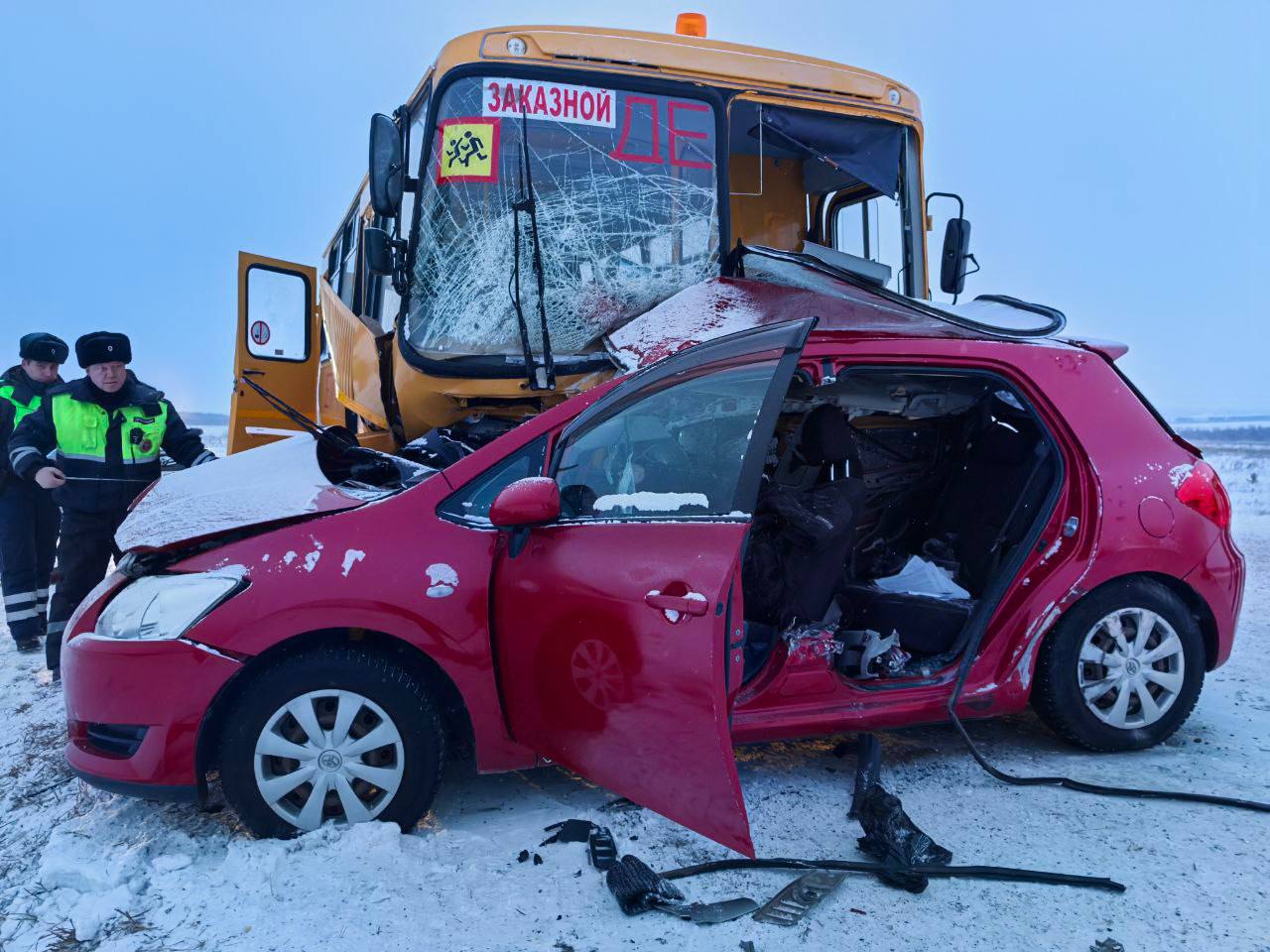 В Минусинском муниципальном округе на 35 км автодороги «Саяны» произошло столкновение школьного автобуса и легкового автомобиля «Тойота» В Минусинском муниципальном округе на 35 км автодороги «Саяны» произошло столкновение школьного автобуса и легкового автомобиля «Тойота»