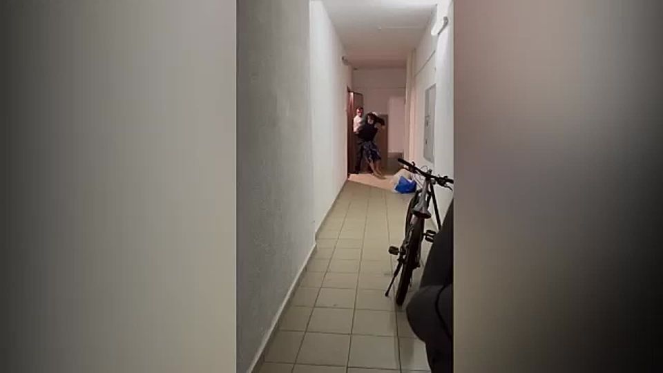 «СОЦИАЛЬНО ОПАСНЫЕ». Постоянно плакали: у пьющей пары с боем изъяли двух детей в Красноярске