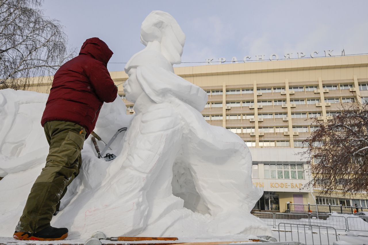 Мастера «Волшебного льда Сибири» кропотливо создают свои композиции, несмотря на мороз Мастера «Волшебного льда Сибири» кропотливо создают свои композиции, несмотря на мороз