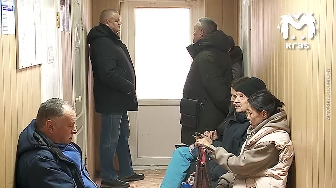 Люди часами стоят в очередях, чтобы активировать социальные проездные в Красноярске