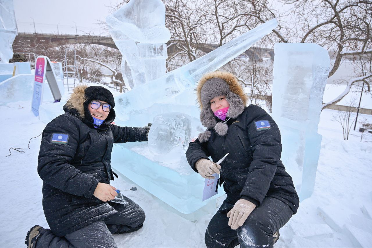 Мастера «Волшебного льда Сибири» кропотливо создают свои композиции, несмотря на мороз Мастера «Волшебного льда Сибири» кропотливо создают свои композиции, несмотря на мороз