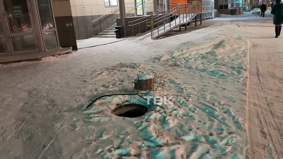 Красноярка сообщила об открытом люке на Калинина, 8