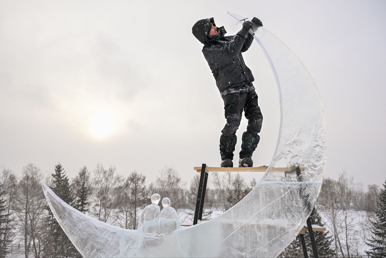 Мастера «Волшебного льда Сибири» кропотливо создают свои композиции, несмотря на мороз Мастера «Волшебного льда Сибири» кропотливо создают свои композиции, несмотря на мороз