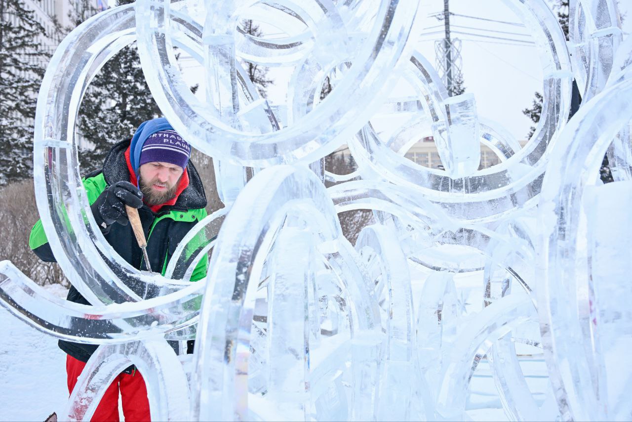 Мастера «Волшебного льда Сибири» кропотливо создают свои композиции, несмотря на мороз Мастера «Волшебного льда Сибири» кропотливо создают свои композиции, несмотря на мороз