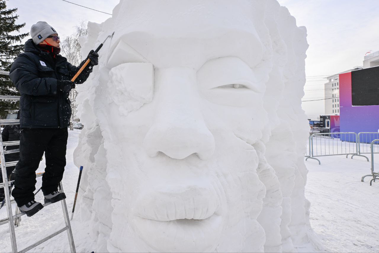 Мастера «Волшебного льда Сибири» кропотливо создают свои композиции, несмотря на мороз Мастера «Волшебного льда Сибири» кропотливо создают свои композиции, несмотря на мороз