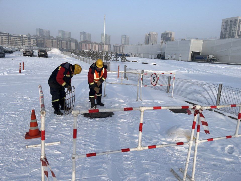 На фото проверка теплосети в Советском районе (рядом с ТРЦ «Планета»)