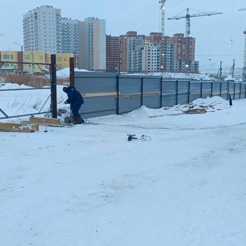 В красноярском Солнечном огораживают площадку для строительства школы