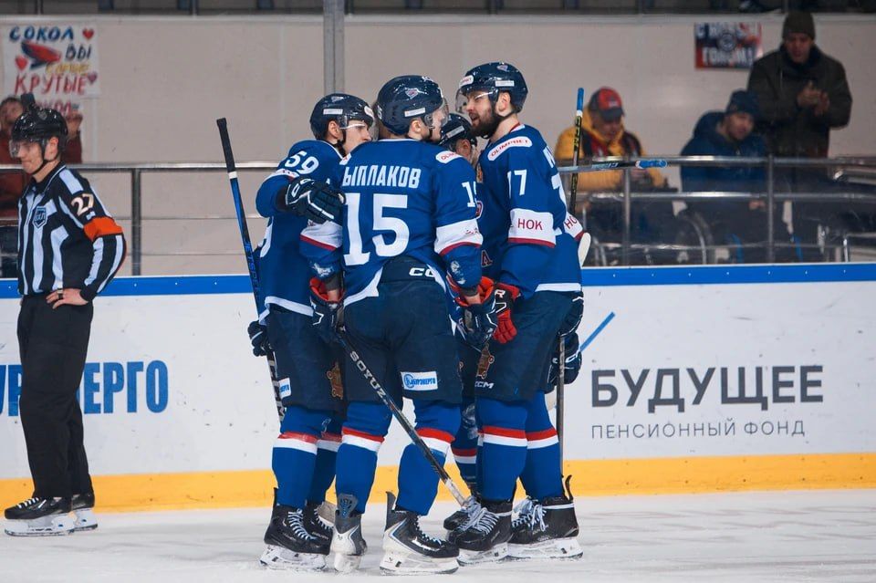 «Сокол» на домашнем льду уверенно обыграл саратовский «Кристалл»