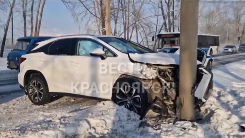 Автомобиль влетел в столб в Березовке