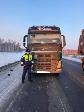 Инспекторы ДПС оказали помощь водителю на загородной трассе