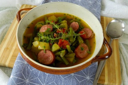 Вкусный суп из стручковой фасоли с копчеными мясными деликатесами