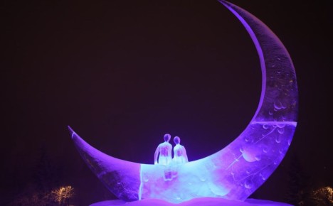 Для тех, кто в выходные так и не рискнул выйти из дома из-за морозов, публикуем фотоподборку произведений мастеров снежного и ледового искусства!