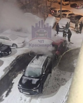 Автомобиль сгорел во дворе на улице Шумяцкого в Красноярске