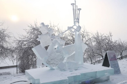 Наш фотограф Дмитрий Шабалин прогулялся по набережной и запечатлел в лучах дневного света ледяные скульптуры фестиваля «Волшебный лёд Сибири»