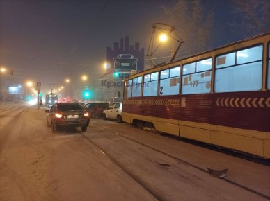 На Мичурина трамвай протаранил пять легковых автомобилей