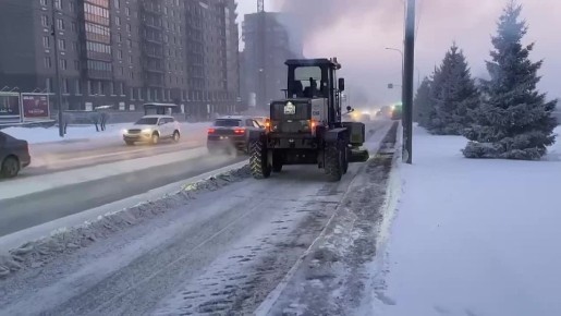 116 машин очищают Красноярск от снега и льда