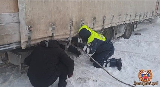Назаровские инспекторы ДПС помогли водителю фуры с живым грузом выбраться из снежного плена