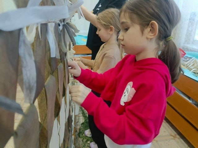 Детишки плетут маскировочные сети для наших защитников