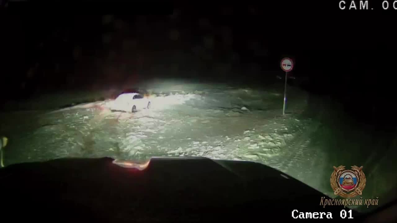 На юге Красноярского края сотрудники Госавтоинспекции пришли на помощь водителю, оказавшемуся в опасной ситуации