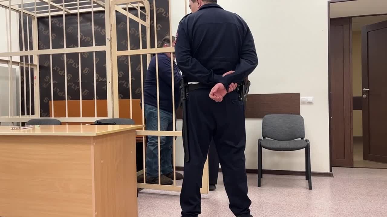 С учётом позиции прокурора суд заключил под стражу на 2 месяца заместителя председателя Ачинского окружного совета депутатов, подозреваемого в получении взятки, и его сообщников