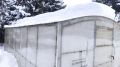 Секреты быстрой очистки снега с теплиц этой зимой