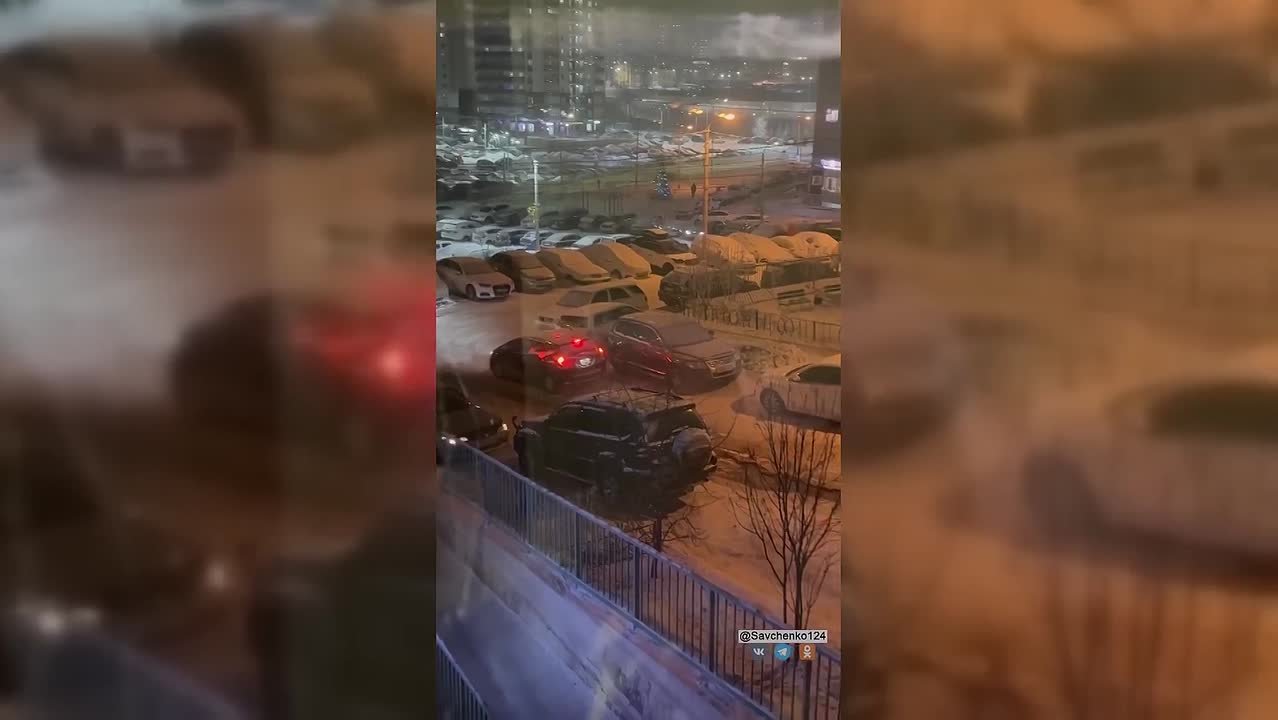 В красноярском Солнечном затопило дорогу из-за коммунальной аварии