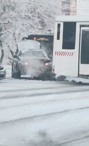 Авария с автобусом. «На перекрёстке Семафорная-Матросова легковушка видимо въехала в автобус №23. Собирается пробка на этом участке, трамвайные пути перекрыты полностью», – пишет автор видео