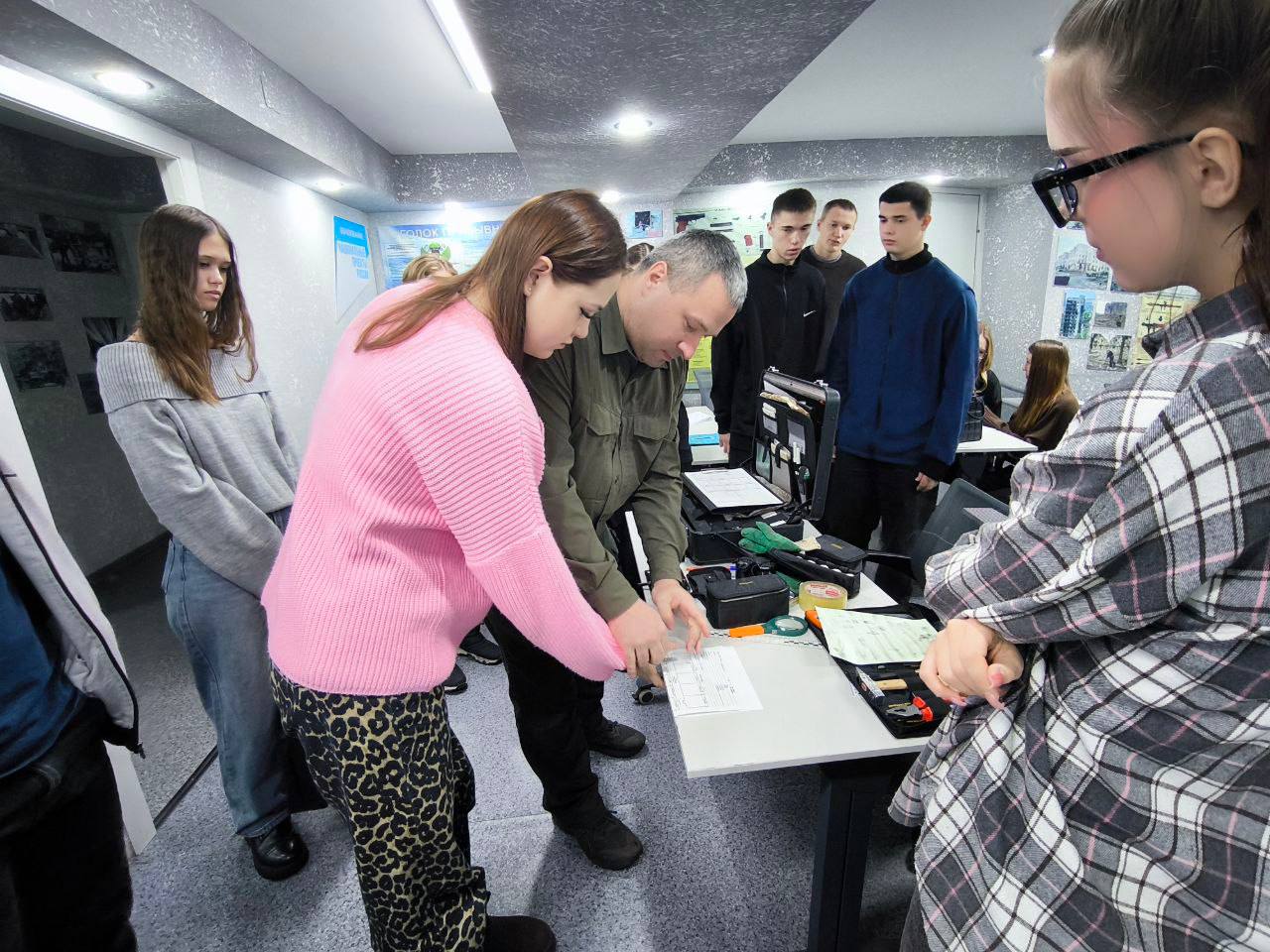 В Шарыповском многопрофильном колледже прошла увлекательная встреча первокурсников с сотрудниками полиции в рамках акции «Студенческий десант» В Шарыповском многопрофильном колледже прошла увлекательная встреча первокурсников с сотрудниками полиции в рамках акции «Студенческий десант»