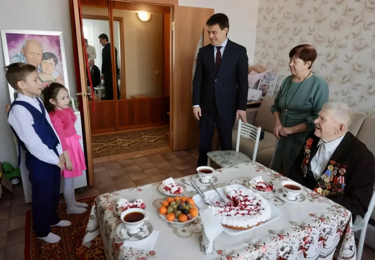 Губернатор поздравил со 100-летием ветерана Александра Матвеева