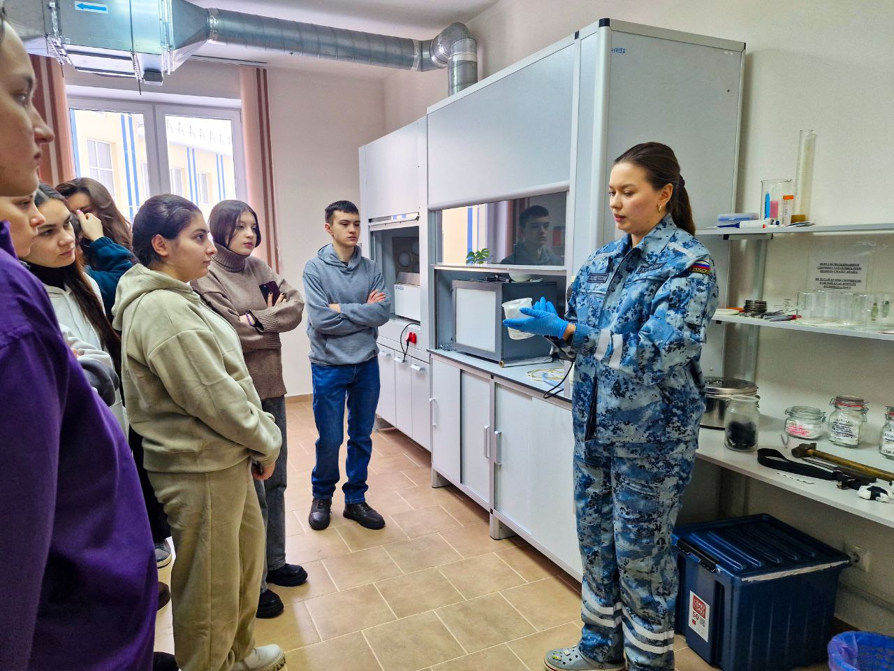 В рамках акции Студенческий десант в Красноярске полицейские провели для будущих юристов погружение в свою профессию В рамках акции Студенческий десант в Красноярске полицейские провели для будущих юристов погружение в свою профессию