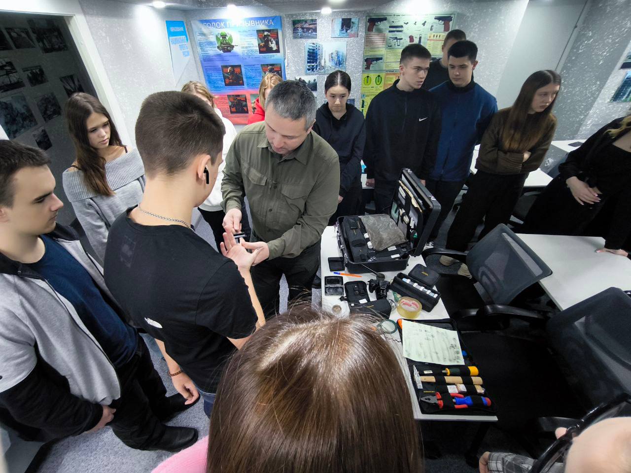 В Шарыповском многопрофильном колледже прошла увлекательная встреча первокурсников с сотрудниками полиции в рамках акции «Студенческий десант» В Шарыповском многопрофильном колледже прошла увлекательная встреча первокурсников с сотрудниками полиции в рамках акции «Студенческий десант»