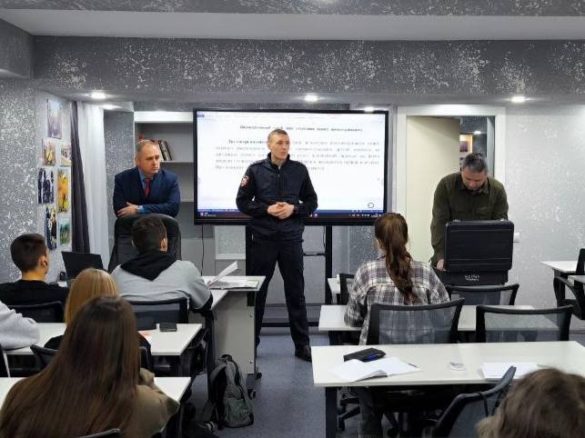 В Шарыповском многопрофильном колледже прошла увлекательная встреча первокурсников с сотрудниками полиции в рамках акции «Студенческий десант»