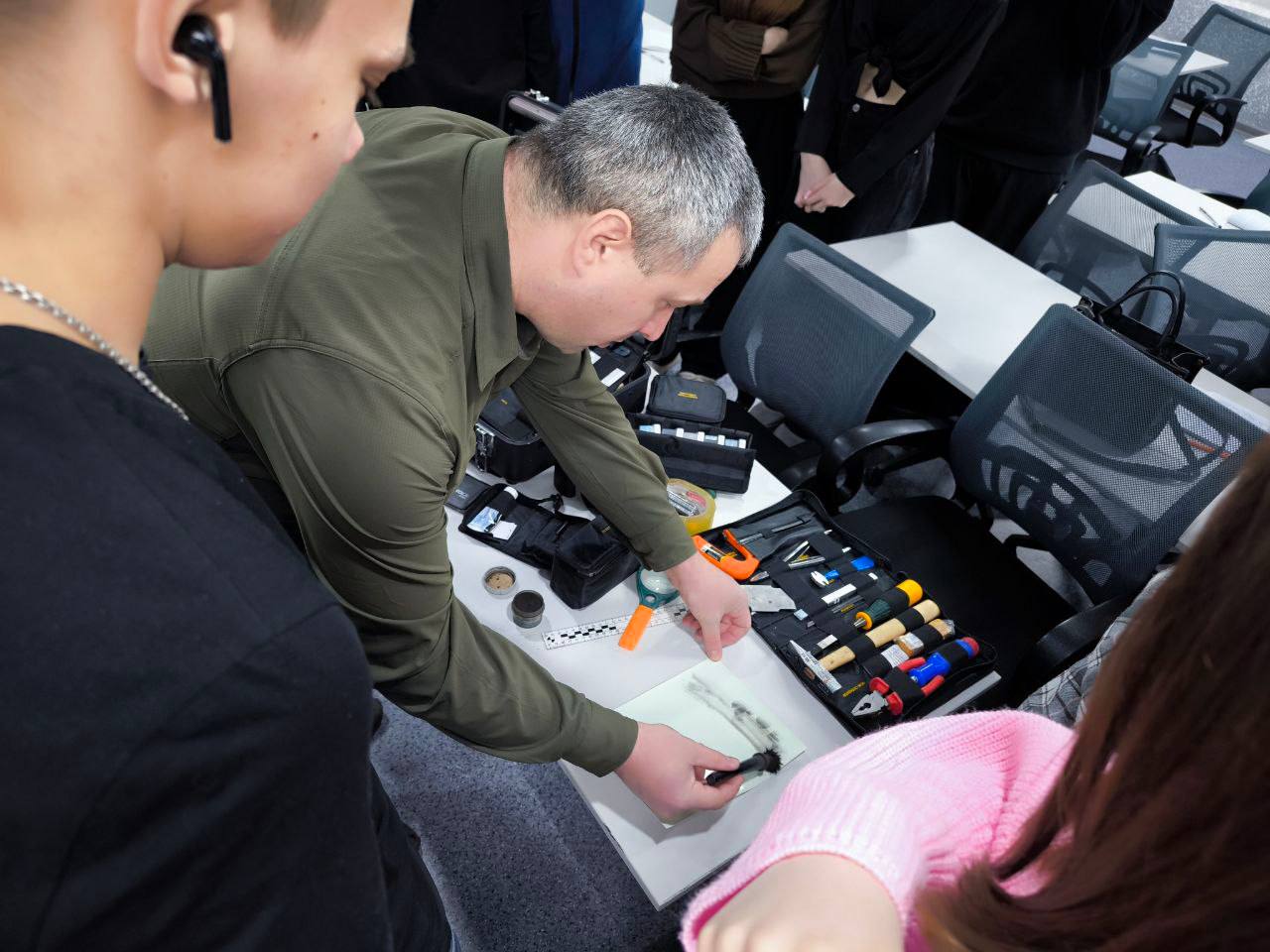 В Шарыповском многопрофильном колледже прошла увлекательная встреча первокурсников с сотрудниками полиции в рамках акции «Студенческий десант» В Шарыповском многопрофильном колледже прошла увлекательная встреча первокурсников с сотрудниками полиции в рамках акции «Студенческий десант»