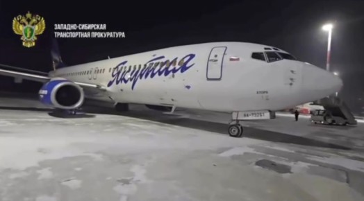 Самолет авиакомпании «Якутия», летевший из Новосибирска в Якутск, совершил посадку в Красноярске, предварительно, из-за обледенения клапана системы наддува воздушного судна