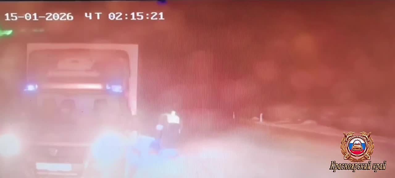 В Минусинске сотрудники Госавтоинспекции помогли водителю грузовика, который сломался по пути следования в условиях низкой температуры воздуха