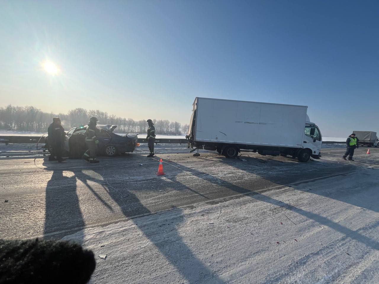 В Уярском районе полицейские работают на месте ДТП, в котором погибли два человека В Уярском районе полицейские работают на месте ДТП, в котором погибли два человека
