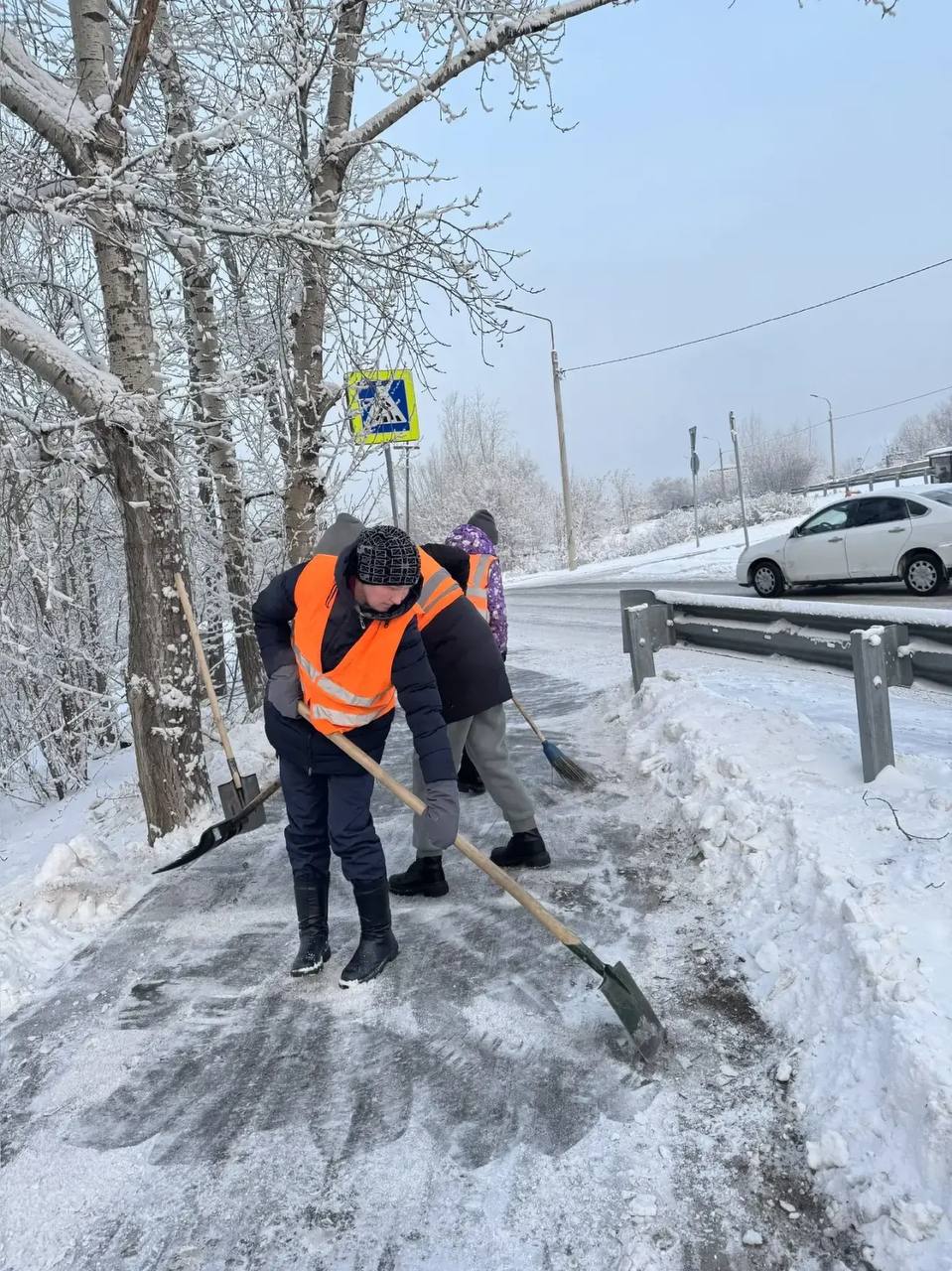 Почему тротуары сейчас чаще посыпают, чем чистят?