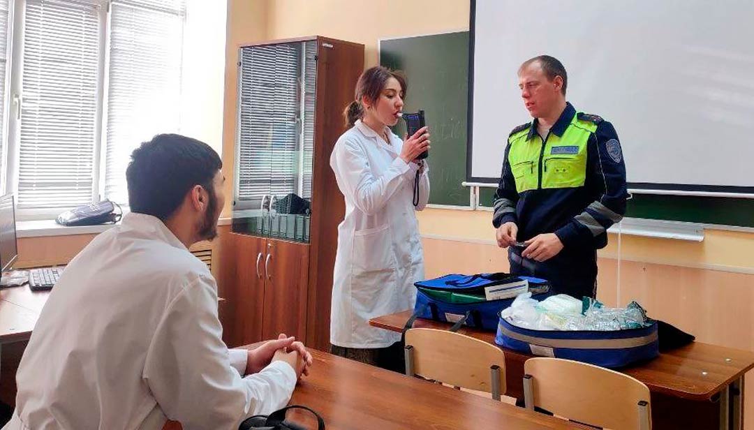 Канские автоинспекторы познакомили студентов-медиков со своей профессией
