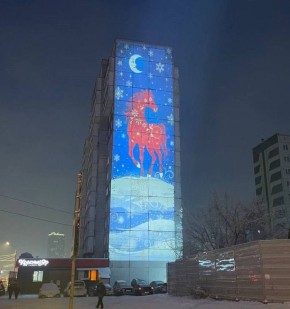 Вот такой красочный фасад создаёт настроение в районе ул. Копылова и Красной Армии