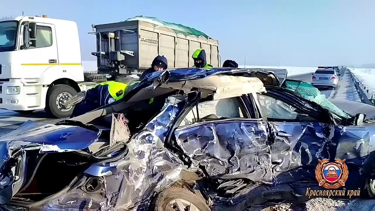 В Уярском районе полицейские работают на месте ДТП, в котором погибли два человека