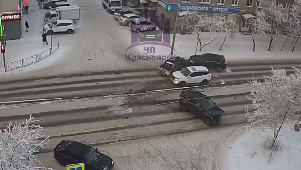 Авария с 4 авто заблокировала проезд на улице 60 лет Октября в Красноярске