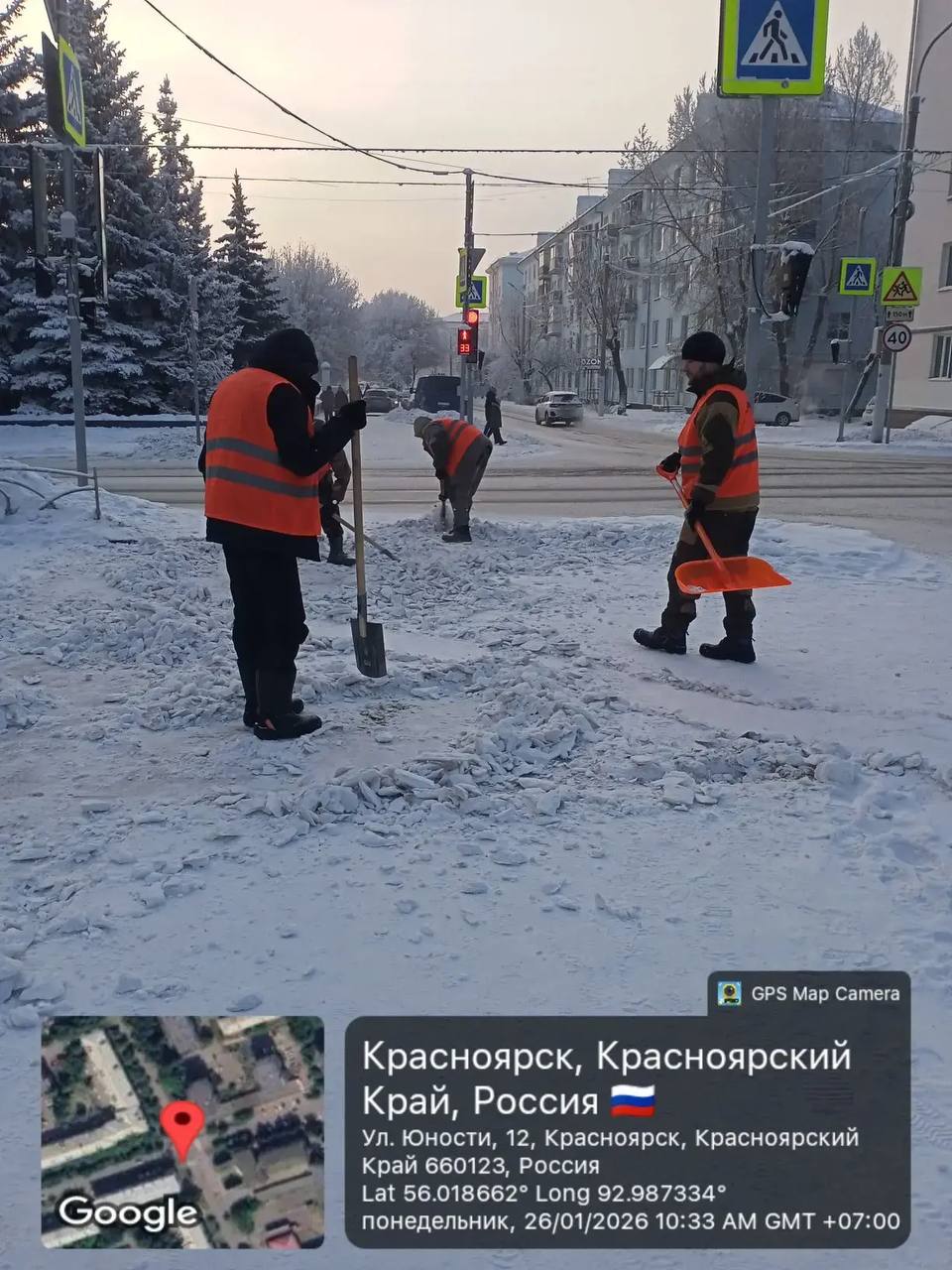 Более 200 рабочих убирают сегодня тротуары в Красноярске